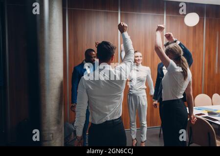 Das Team von Geschäftsleuten und Geschäftsleuten macht vor dem Büromeeting Aufwärmübungen. Unternehmen gesund erfolgreiche Menschen Gruppe Mann und Frau nach conf Stockfoto