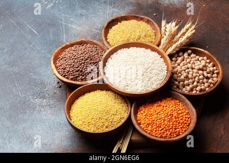 Glutenfreies Getreide. Reis, Buchweizen, Maisgrütze, Quinoa und Hirse in Holzschüsseln Stockfoto