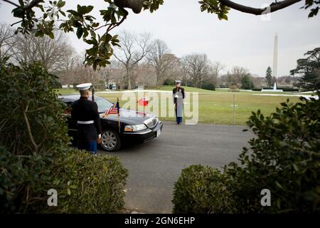 Das Auto, das die Botschafterin Sonatane Tua Taumoepeau Tupou aus Tonga trägt, passiert nach einer Akkreditierungszeremonie mit Präsident Barack Obama im Oval Office am 24. Februar 2010 eine Marine-Wache auf dem South Lawn des Weißen Hauses. (Offizielles Foto des Weißen Hauses von Lawrence Jackson) Dieses offizielle Foto des Weißen Hauses wird nur zur Veröffentlichung durch Nachrichtenorganisationen und/oder zum persönlichen Druck durch die Betreffenden des Fotos zur Verfügung gestellt. Das Foto darf in keiner Weise manipuliert werden und darf nicht in kommerziellen oder politischen Materialien, Werbung, E-Mails, Produkten oder Werbeaktionen verwendet werden Stockfoto