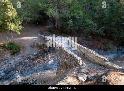 Die mittelalterliche venezianische Brücke Elia, die den Diarizos-Fluss im Pafos-Wald, Limassol-Bezirk, Zypern, überspannt. Stockfoto