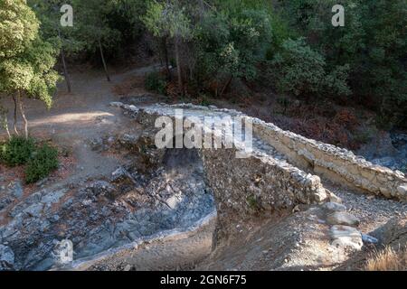 Die mittelalterliche venezianische Brücke Elia, die den Diarizos-Fluss im Pafos-Wald, Limassol-Bezirk, Zypern, überspannt. Stockfoto