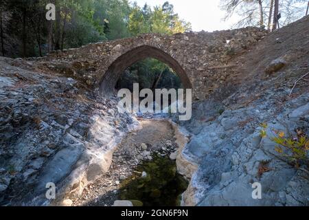 Die mittelalterliche venezianische Brücke Elia, die den Diarizos-Fluss im Pafos-Wald, Limassol-Bezirk, Zypern, überspannt. Stockfoto