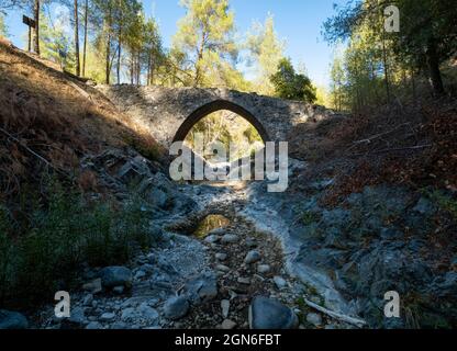 Die mittelalterliche venezianische Brücke Elia, die den Diarizos-Fluss im Pafos-Wald, Limassol-Bezirk, Zypern, überspannt. Stockfoto