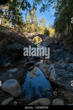 Die mittelalterliche venezianische Brücke Elia, die den Diarizos-Fluss im Pafos-Wald, Limassol-Bezirk, Zypern, überspannt. Stockfoto