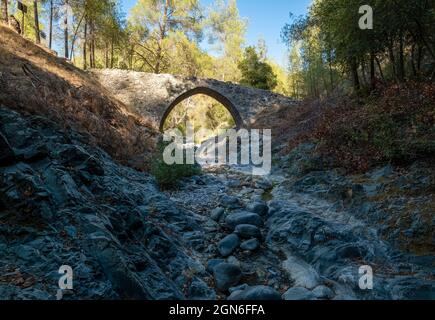 Die mittelalterliche venezianische Brücke Elia, die den Diarizos-Fluss im Pafos-Wald, Limassol-Bezirk, Zypern, überspannt. Stockfoto