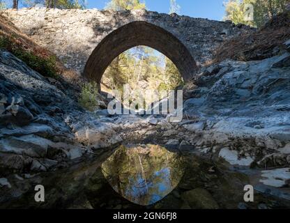 Die mittelalterliche venezianische Brücke Elia, die den Diarizos-Fluss im Pafos-Wald, Limassol-Bezirk, Zypern, überspannt. Stockfoto