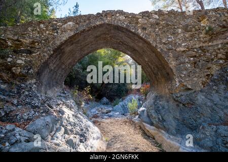 Die mittelalterliche venezianische Brücke Elia, die den Diarizos-Fluss im Pafos-Wald, Limassol-Bezirk, Zypern, überspannt. Stockfoto