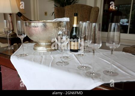 Allgemeiner Blick auf eine Flasche Canard Duchene Champagner mit Gläsern und einer Kühlbox im Grand Hotel in Eastbourne, East Sussex, Großbritannien. Stockfoto