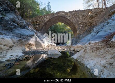 Die mittelalterliche venezianische Brücke Elia, die den Diarizos-Fluss im Pafos-Wald, Limassol-Bezirk, Zypern, überspannt. Stockfoto