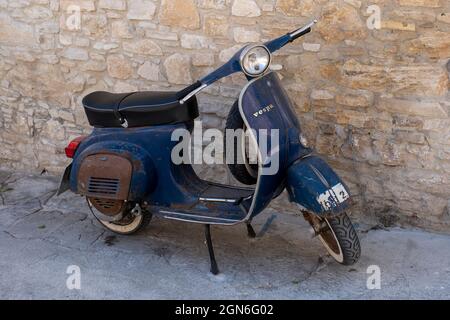 Vespa Roller, geparkt in einer Seitenstraße in Omodos Dorf, Zypern. Stockfoto