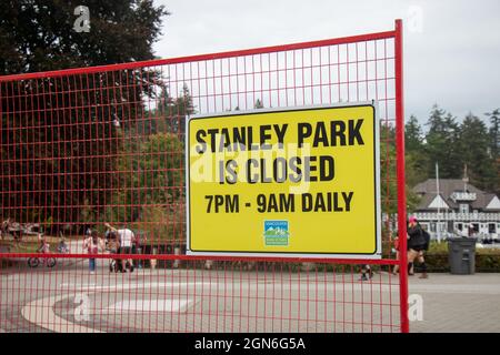 Vancouver, Kanada - 5,2021. September: Blick auf das Schild Stanley Park ist täglich von 19:00 Uhr bis 9:00 Uhr nach Angriffen von Kojoten im Stanley Park geschlossen Stockfoto