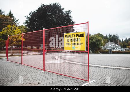 Vancouver, Kanada - 5,2021. September: Blick auf das Schild Stanley Park ist täglich von 19:00 Uhr bis 9:00 Uhr nach Angriffen von Kojoten im Stanley Park geschlossen Stockfoto