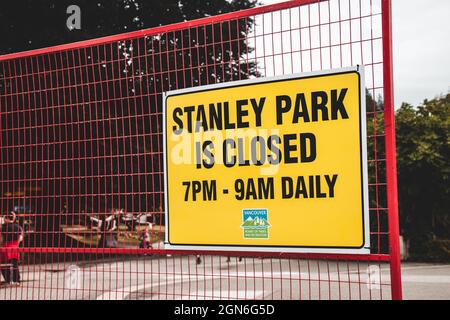 Vancouver, Kanada - 5,2021. September: Blick auf das Schild Stanley Park ist täglich von 19:00 Uhr bis 9:00 Uhr nach Angriffen von Kojoten im Stanley Park geschlossen Stockfoto