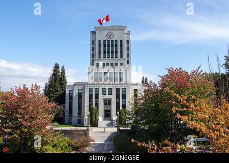 Vancouver, Kanada - 8,2021. September: Blick auf das Rathaus von Vancouver in der Innenstadt von Vancouver an sonnigen Tagen Stockfoto