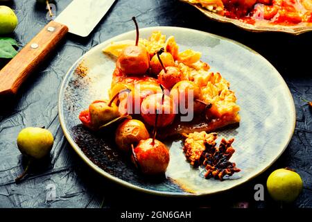 Stücke von Birnenkuchen auf dem Teller.hausgemachte Obstkuchen.Birnenkuchen.Herbstdessert. Stockfoto