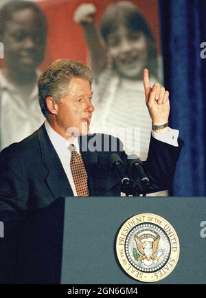 Präsident Bill Clinton spricht während einer Sitzung der Southern Governors' Association am Montag, den 10. September 1996, im Ritz-Carlton Hotel in Kansas City, Jackson County, MO, USA. Clinton diskutierte den Reconciliation Act für persönliche Verantwortung und Arbeitsmöglichkeiten aus dem Jahr 1996, der einen Eckpfeiler der gesetzgeberischen Agenda der Republikanischen Partei „Vertrag mit Amerika“ darstellt Die er letzten Monat in Gesetz unterzeichnet hat, indem er wichtige Reformen der US-Sozialpolitik umsetzte, indem er die meisten Sozialhilfeempfänger zwang, Arbeitsplätze zu erhalten oder Sozialleistungen zu verlieren. (APEX MediaWire Foto von Timothy J. Jones) Stockfoto