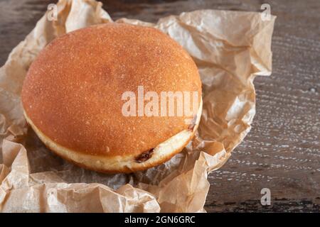 Schokoladenbeignets auf rustikalem Hintergrund Stockfoto