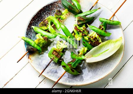 Gemüsekebab mit Brokkoli, grünen Erbsen und Okra.geröstetes Gemüse auf einem Spieß Stockfoto