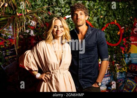 REDAKTIONELLE VERWENDUNG NUR Kimberly Wyatt und Ehemann Max Rogers nehmen an den NUWs Teil Ibiza inspirierte "Club Rewind", das erste vernetzte Cluberlebnis Großbritanniens zwischen den Städten, das von Virgin Media's Gigabit-Breitbanddienst Gig1 in London unterstützt wird. Bilddatum: Mittwoch, 22. September 2021. Stockfoto