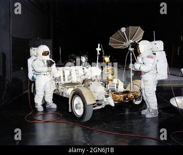 (Januar 1971) --- zwei Mitglieder der Hauptmannschaft der Mondlandemission Apollo 15 werden mit dem Trainer des Lunar Roving Vehicle „One G“ in Gebäude 5, der Mission Simulation and Training Facility, dem bemannten Raumfahrtzentrum, gezeigt. Astronaut David R. Scott (rechts) ist der Apollo 15-Kommandant, und Astronaut James B. Irwin ist der Mondmodulpilot. Ein Lunar Roving Vehicle, ähnlich wie dieser Trainer, wird von Scott und Irwin während ihrer Apollo 15 Mondoberfläche extravehicular Aktivität verwendet werden Stockfoto