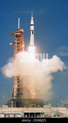 (15. Juli 1975) --- das NASA-Weltraumfahrzeug Apollo/Saturn 1B des Apollo-Sojus-Testprojekts (ASTP) wird vom Pad B, Launch Complex 39, Kennedy Space Center (KSC), Florida, am 15. Juli 1975 um 3:50 Uhr (EDT) gestartet, um die Aufholreise von Apollo in Richtung der bereits erdumkreisenden sowjetischen Sojus-Sonde zu beginnen. An Bord der Apollo-Raumsonde waren die Astronauten Thomas P. Stafford, Vance D. Brand und Donald K. (Deke) Slayton Stockfoto