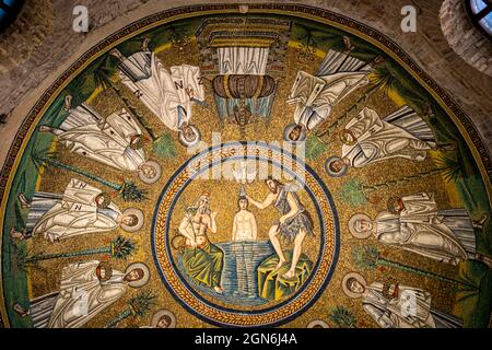 Interieur und Mosaiken des Baptisterienser der Arianer (Battistero degli Ariani). Ravenna, Emilia Romagna, Italien, Europa. Stockfoto