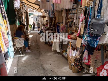 Souvenirladen in einer Seitenstraße, Omodos Dorf, Limassol Region, Zypern Stockfoto