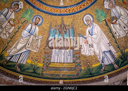 Interieur und Mosaiken des Baptisterienser der Arianer (Battistero degli Ariani). Ravenna, Emilia Romagna, Italien, Europa. Stockfoto