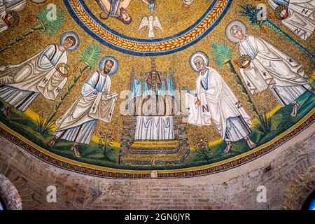 Interieur und Mosaiken des Baptisterienser der Arianer (Battistero degli Ariani). Ravenna, Emilia Romagna, Italien, Europa. Stockfoto