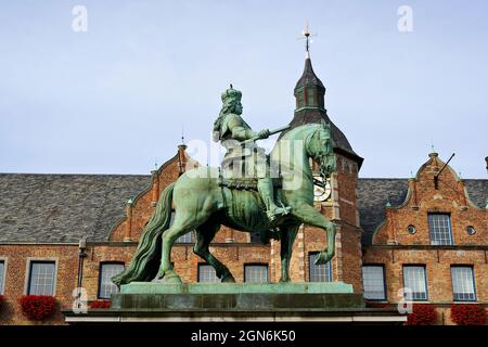 Eines der Wahrzeichen Düsseldorfs: Die Reiterstatue von Jan Wellem (Johann Wilhelm II.) des Bildhauers Gabriel Grupello auf dem Marktplatz. Stockfoto