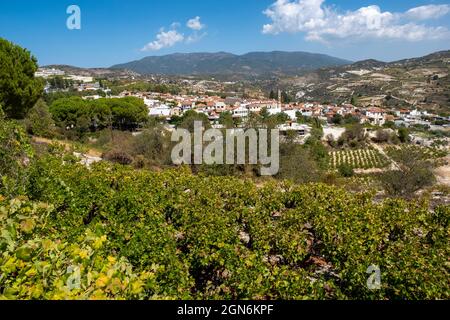 Zypern: Blick auf das Dorf Omodos in den Ausläufern des Troodos-Gebirges, mit dem Olymp in der Ferne. Stockfoto