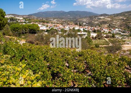 Zypern: Blick auf das Dorf Omodos in den Ausläufern des Troodos-Gebirges, mit dem Olymp in der Ferne. Stockfoto