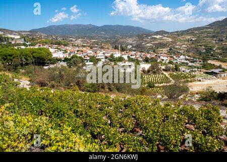 Zypern: Blick auf das Dorf Omodos in den Ausläufern des Troodos-Gebirges, mit dem Olymp in der Ferne. Stockfoto