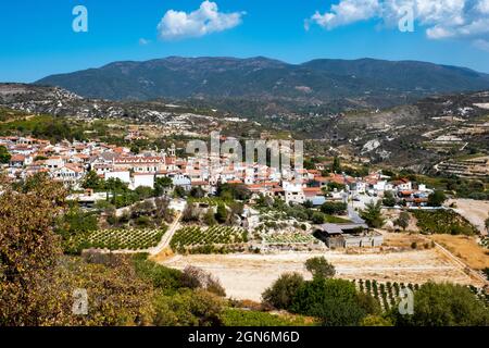 Zypern: Blick auf das Dorf Omodos in den Ausläufern des Troodos-Gebirges, mit dem Olymp in der Ferne. Stockfoto