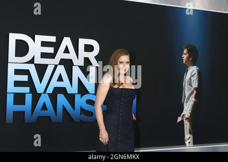 LOS ANGELES - SEP 22: Amy Adams bei der Dear Evan Hansen Premiere in der Disney Concert Hall am 22. September 2021 in Los Angeles, CA Stockfoto