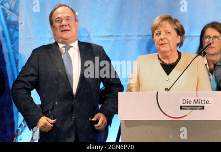 Stralsund, Deutschland. September 2021. Armin Laschet (CDU), CDU/CSU-Kanzlerkandidat, und Angela Merkel (CDU), deutsche Kanzlerin, bei einem gemeinsamen Wahlkampfauftritt in der Hansestadt. Quelle: Bernd Wüstneck/dpa-Zentralbild/ZB/dpa/Alamy Live News Stockfoto