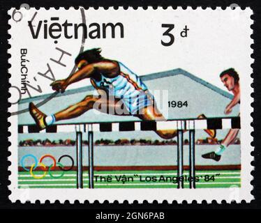 VIETNAM - UM 1983: Eine in Vietnam gedruckte Marke zeigt Hürden, Olympische Sommerspiele 1984, Los Angeles, um 1983 Stockfoto