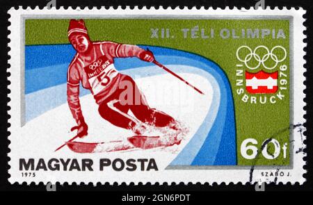 UNGARN - CIRCA 1975: Ein in Ungarn gedruckter Stempel zeigt Slalom, Alpinski, Olympische Wintersportarten, Innsbruck 76, ca. 1975 Stockfoto