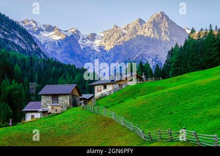 Schöne Alpenlandschaft mit einem Ferienhaus im Vordergrund, Stilfser Joch, Südtirol, Lombardei, Italien, Stockfoto