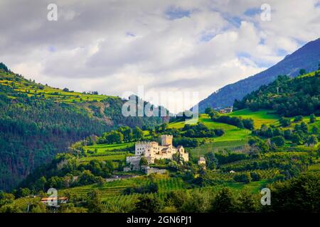 Die 1250 erbaute Churburg, eine der meistbesuchten Burgen Südtirols, Sluderno, Vinschgau, Provinz Bozen, Italien, Stockfoto