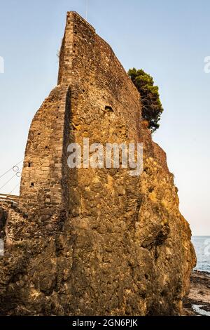 Die normannische Burg (1076) in Aci Castello, Catania, Sizilien, Italien. Es steht auf einem hohen Basalt (Lava) Ausbiss und basiert auf einer byzantinischen 7c Festung Stockfoto