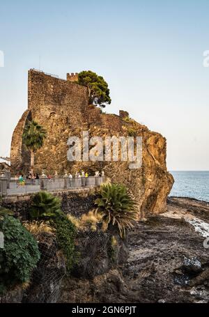 Die normannische Burg (1076) in Aci Castello, Catania, Sizilien, Italien. Es steht auf einem hohen Basalt (Lava) Ausbiss und basiert auf einer byzantinischen 7c Festung Stockfoto