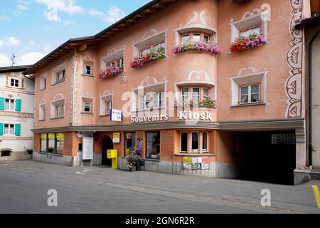 Santa Maria im Dorf Val Müstair in der Ostschweiz nahe der Grenze zu Italien. Kanton Graubünden (Kanton Graubünden), Schweiz. Stockfoto