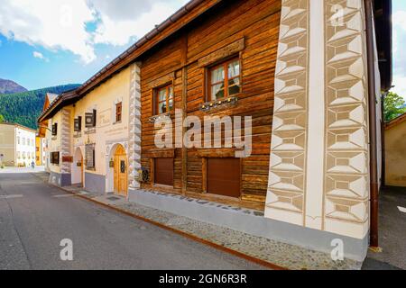 Hotel Chasa-Veglia malerisches Gebäude in Zernez, Schweiz, Zernez ist Gemeinde des Kantons Graubünden in der Schweiz. Zernez (1474 m Stockfoto