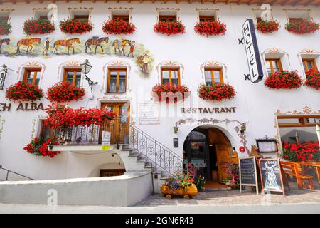 Farbenfrohes Gebäude des Hotels Crusch Alba in Santa Maria Val Müstair in der Ostschweiz nahe der Grenze zu Italien. Kanton Graubünden (Kanton der Stockfoto