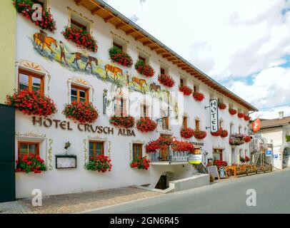 Farbenfrohes Gebäude des Hotels Crusch Alba in Santa Maria Val Müstair in der Ostschweiz nahe der Grenze zu Italien. Kanton Graubünden (Kanton der Stockfoto