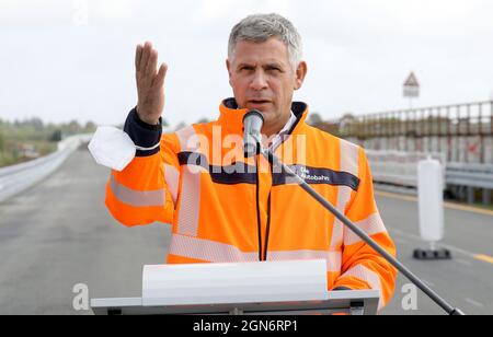 Tribsees, Deutschland. September 2021. Stephan Krenz, Geschäftsführer der Bundesautobahn GmbH, spricht bei der Eröffnung des Westabschnitts der neu gebauten Ostseestrada bei Tribsees. Mit der Freigabe ist die Hälfte der zu erbauenden neuen Autobahn fertig, mit Ausnahme der verbleibenden Arbeiten an den Verkehrskontrolleinrichtungen. Die A20 war im Herbst 2017 auf einem besonders sumpfigen Abschnitt in der Nähe von Tribsees abgeklungen und zusammengebrochen. Der gesamte Neubau soll bis Ende 2023 fertiggestellt sein. Quelle: Bernd Wüstneck/dpa-Zentralbild/ZB/dpa/Alamy Live News Stockfoto