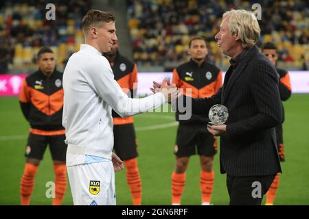 Nicht exklusiv: KIEW, UKRAINE - 22. SEPTEMBER 2021 - geehrt Coach der Ukraine Oleksii Mykhailychenko (R) und die beste junge Spieler der Ukraine Illya Zab Stockfoto