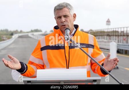 Tribsees, Deutschland. September 2021. Stephan Krenz, Geschäftsführer der Bundesautobahn GmbH, spricht bei der Eröffnung des Westabschnitts der neu gebauten Ostseestrada bei Tribsees. Mit der Freigabe ist die Hälfte der zu erbauenden neuen Autobahn fertig, mit Ausnahme der verbleibenden Arbeiten an den Verkehrskontrolleinrichtungen. Die A20 war im Herbst 2017 auf einem besonders sumpfigen Abschnitt in der Nähe von Tribsees abgeklungen und zusammengebrochen. Der komplette Neubau soll bis Ende 2023 fertiggestellt sein. Quelle: Bernd Wüstneck/dpa-Zentralbild/ZB/dpa/Alamy Live News Stockfoto