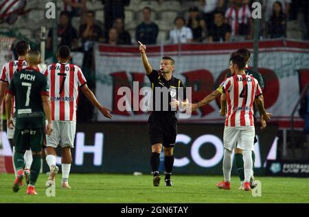 CRACOV, POLEN - 01. AUGUST 2021: Spiel der polnischen Fußballliga Cracovia Krakow - Slask Wroclaw, Tomasz Wajda refree Stockfoto